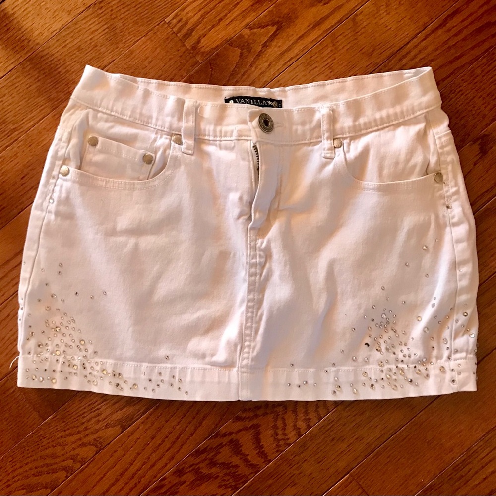 White mini skirt with sparkles
